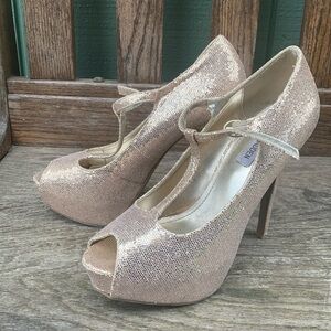 Steve Madden gold, open toed, strap, heels, size 9. (Used)